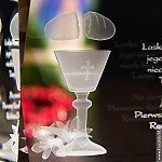 Widok z bliska na Kryształ 3D z wzorem chleba i lilii w kryształowej statuetce 10x7x4 cm