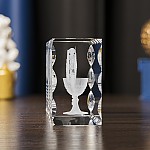 Bok statuetki 3D z grawerunkiem kielicha, różańca ze zdjęciem i życzeniami.