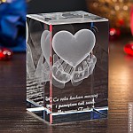 Kryształ 3D 8x5x5 cm z motywem serca na dłoniach jako fajny prezent dla dziewczyny