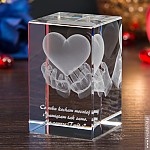Kryształ 3D 8x5x5 cm z motywem serca na dłoniach jako piękny prezent dla żony