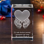 Kryształ 3D 8x5x5 cm z motywem serca na dłoniach jako romantyczny prezent na Walentynki