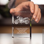 Kryształ 3D statuetka z wygrawerowanym motocyklem w środku na prezent
