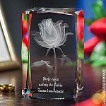 Kryształ 3D z motywem róży jako prezent urodzinowy