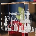 Kryształ 3D z wygrawerowanym modelem laboratorium jako elegancki prezent biznesowy