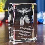 Kryształ 3D z wzorem butków dziecka w statuetce 10x7x4 cm jako ciekawy prezent na Baby Shower