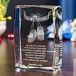 Kryształ 3D z wzorem butków dziecka w statuetce 10x7x4 cm jako elegancki prezent na Baby Shower