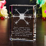 Kryształ 3D z wzorem drona jako fajny prezent na urodziny