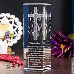 Kryształ 3D z wzorem krzyża i wina jako ciekawy prezent z okazji I Komunii Świętej