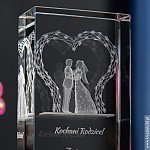 Kryształ 3D z wzorem pary młodej w altance jako najlepsze podziękowania dla rodziców w wysokiej statuetce