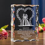 Kryształ 3D z wzorem pary młodej w altance jako prezent na wesele