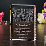 Kryształ 3D z wzorem polnych kwiatów jako piękny prezent na dzień matki