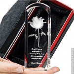 Róża 3D Kwiat Miłości w szklanej statuetce jako upominek na rocznicę