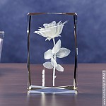 Róża Namiętności 3D w szklanej statuetce - widok z boku