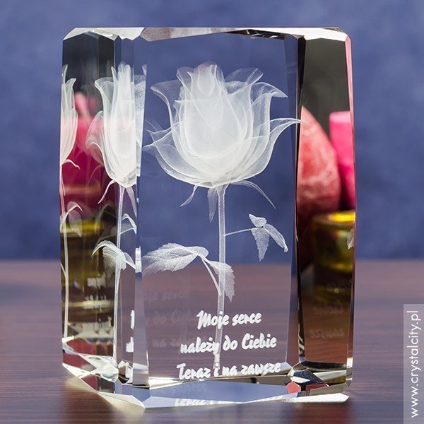 Róża w szklanej statuetce na prezent dla żony