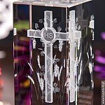 Widok z bliska na kryształ 3D 15x5x5 cm prosty z wzorem krzyża i wina