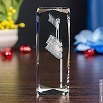 Widok z boku na Kryształ 3D z wzorem butków dziecka w statuetce 10x7x4 cm