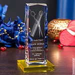 Wysoka statuetka na malowanej podstawce szklanej