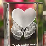 Zbliżenie na grawerunek Serce na dłoniach 3D prezent dla dziewczyny, żony