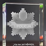 Zbliżenie na kryształ 3D na prezent na urodziny dla policjanta