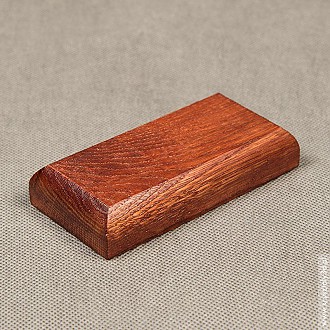 : Podstawka drewniana 10x4 cm kolor mahoń, frez zaokrąglony Podstawka drewniana 10x4 cm kolor mahoń, frez zaokrąglony