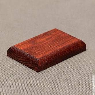 : Podstawka drewniana 10x6 cm kolor mahoń, frez zaokrąglony Podstawka drewniana 10x6 cm kolor mahoń, frez zaokrąglony