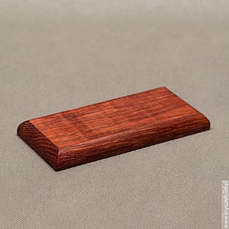 : Podstawka drewniana 15x6 cm kolor mahoń, frez zaokrąglony Podstawka drewniana 15x6 cm kolor mahoń, frez zaokrąglony