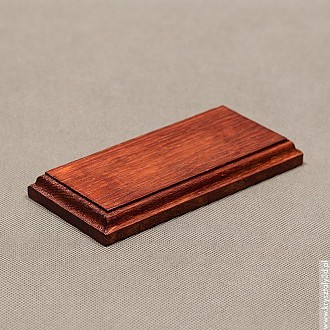 : Podstawka drewniana 15x6 cm kolor mahoń, frez klasyczny Podstawka drewniana 15x6 cm kolor mahoń, frez klasyczny