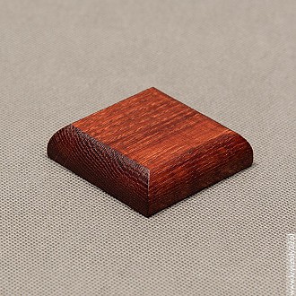 : Podstawka drewniana 5x5 cm kolor mahoń, frez zaokrąglony Podstawka drewniana 5x5 cm kolor mahoń, frez zaokrąglony