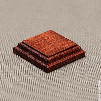 : Podstawka drewniana 5x5 cm kolor mahoń, frez klasyczny Podstawka drewniana 5x5 cm kolor mahoń, frez klasyczny