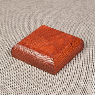 : Podstawka drewniana 6x6 cm kolor mahoń, frez zaokrąglony Podstawka drewniana 6x6 cm kolor mahoń, frez zaokrąglony