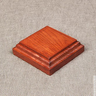 : Podstawka drewniana 6x6 cm kolor mahoń, frez klasyczny Podstawka drewniana 6x6 cm kolor mahoń, frez klasyczny