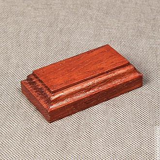 : Podstawka drewniana 7x3 cm kolor mahoń, frez klasyczny Podstawka drewniana 7x3 cm kolor mahoń, frez klasyczny