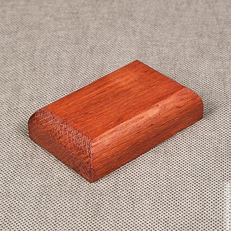 : Podstawka drewniana 7x4 cm kolor mahoń, frez zaokrąglony Podstawka drewniana 7x4 cm kolor mahoń, frez zaokrąglony