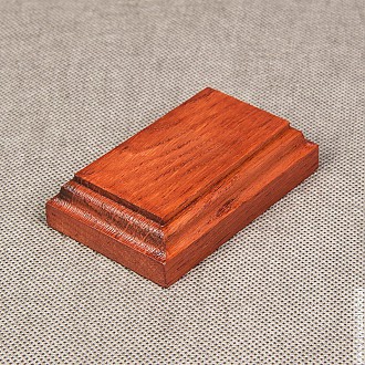: Podstawka drewniana 7x4 cm kolor mahoń, frez klasyczny Podstawka drewniana 7x4 cm kolor mahoń, frez klasyczny