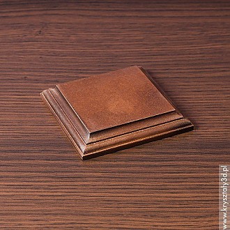 : Podstawka drewniana 7x7 cm brązowa, frez klasyczny Podstawka drewniana 7x7 cm brązowa, frez klasyczny