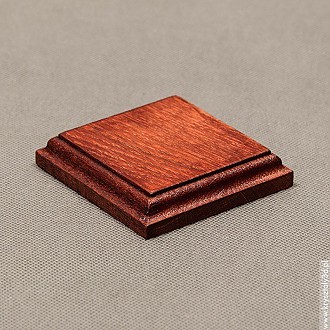 : Podstawka drewniana 7x7 cm kolor mahoń, frez klasyczny Podstawka drewniana 7x7 cm kolor mahoń, frez klasyczny