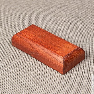 : Podstawka drewniana 9x3 cm kolor mahoń, frez zaokrąglony Podstawka drewniana 9x3 cm kolor mahoń, frez zaokrąglony