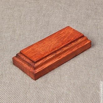 : Podstawka drewniana 9x3 cm kolor mahoń, frez klasyczny Podstawka drewniana 9x3 cm kolor mahoń, frez klasyczny