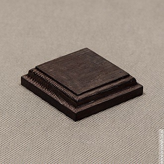 : Podstawka drewniana 5x5 cm kolor heban, frez klasyczny Podstawka drewniana 5x5 cm kolor heban, frez klasyczny