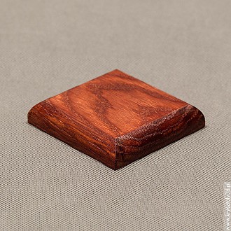 : Podstawka drewniana 7x7 cm kolor mahoń, frez zaokrąglony Podstawka drewniana 7x7 cm kolor mahoń, frez zaokrąglony