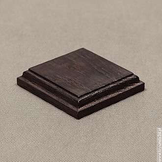 : Podstawka drewniana 7x7 cm kolor heban, frez klasyczny Podstawka drewniana 7x7 cm kolor heban, frez klasyczny