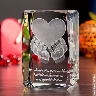 Personalizowane kryształy 3D na osobisty prezent : Serce na dłoniach 3D ~ statuetka średnia plus Serce na dłoniach 3D ~ statuetka średnia plus